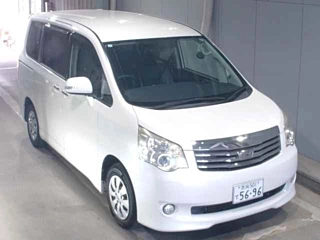 TOYOTA NOAH 2011