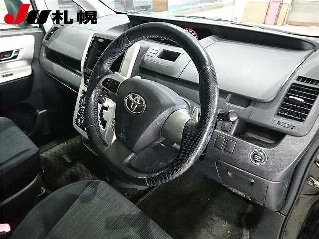TOYOTA VOXY 2011