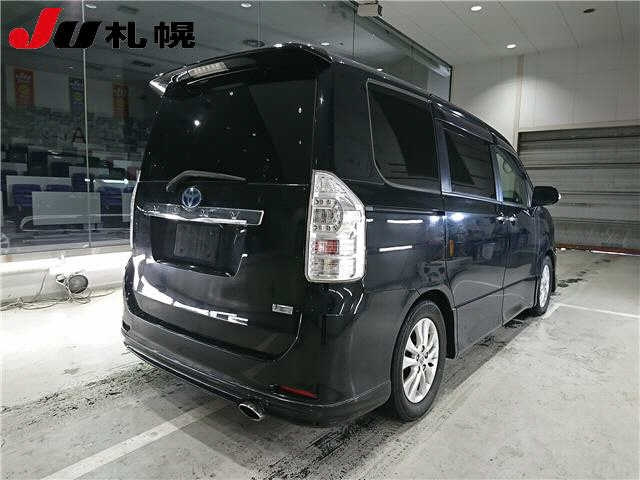 TOYOTA VOXY 2011