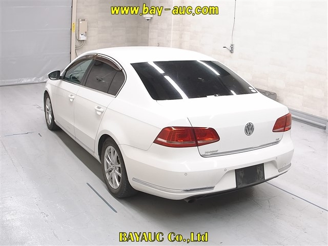 VOLKSWAGEN PASSAT 2011