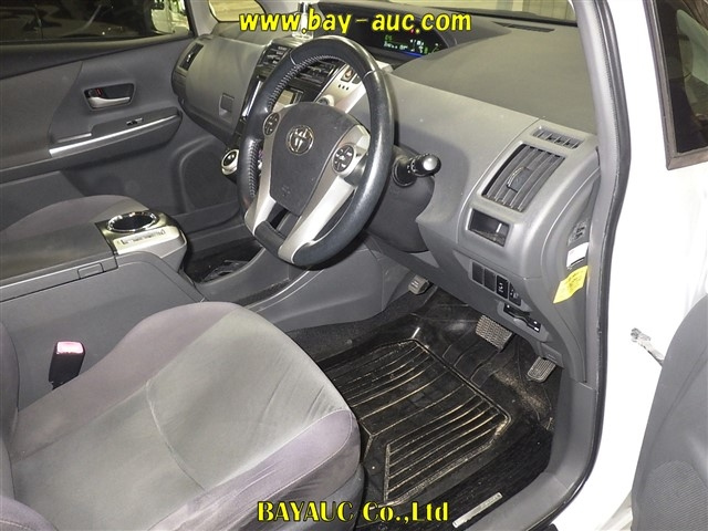 TOYOTA PRIUS ALPHA 2013