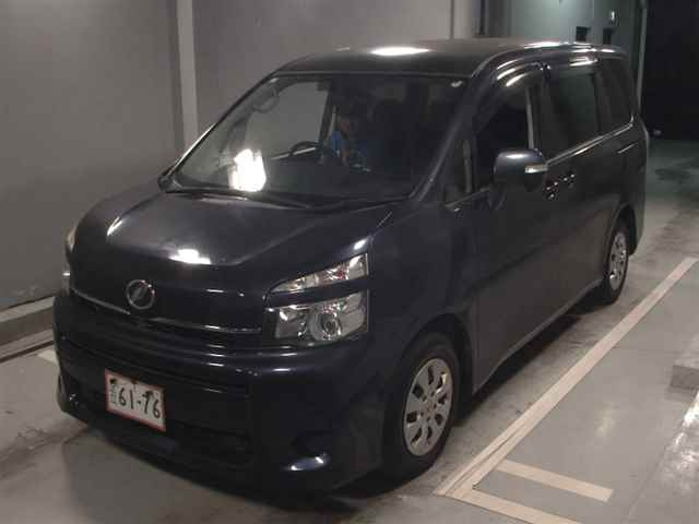 TOYOTA VOXY 2013