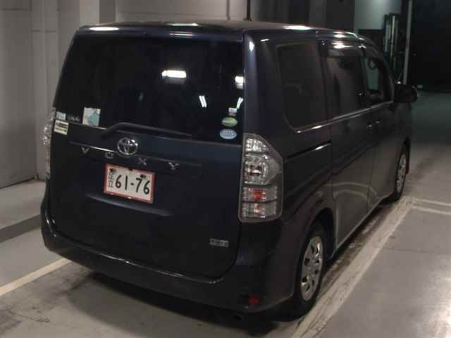 TOYOTA VOXY 2013