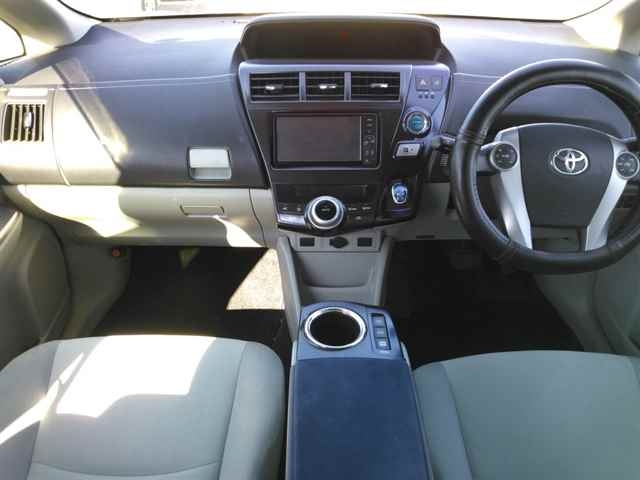 TOYOTA PRIUS ALPHA 2011