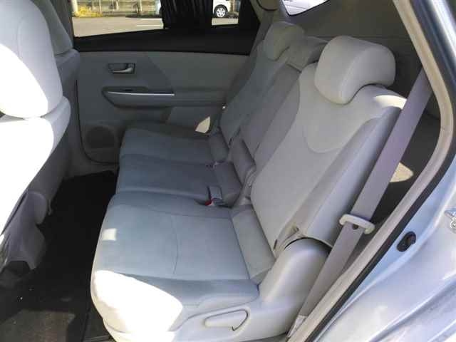 TOYOTA PRIUS ALPHA 2011