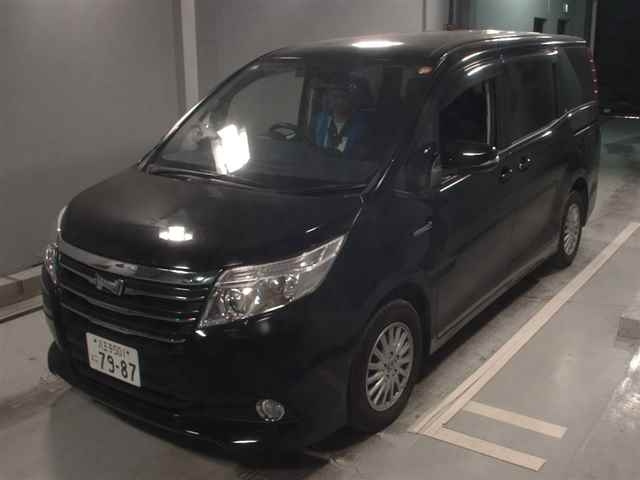 TOYOTA NOAH 2014