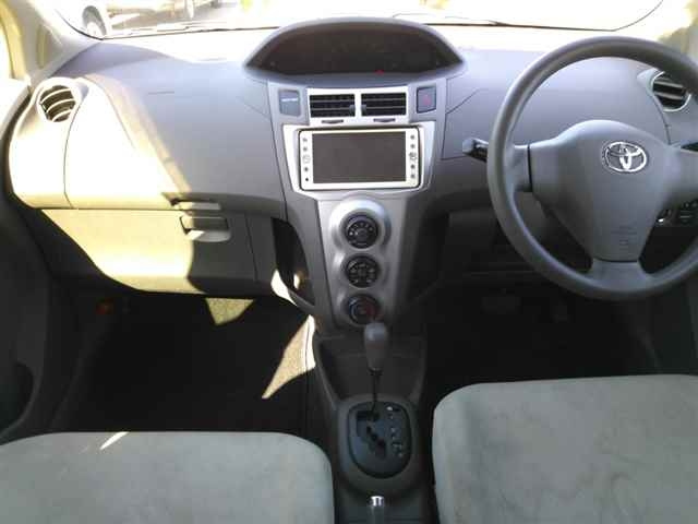 TOYOTA VITZ 2010