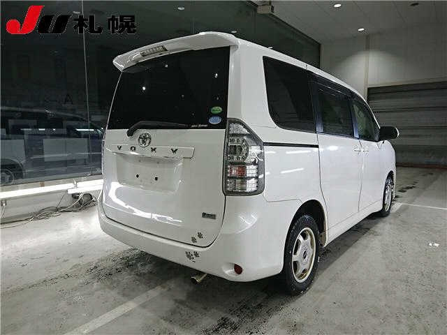 TOYOTA VOXY 2013