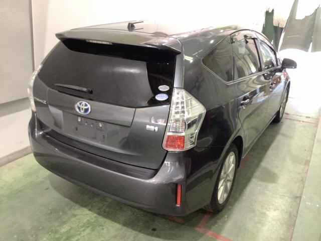 TOYOTA PRIUS ALPHA 2011