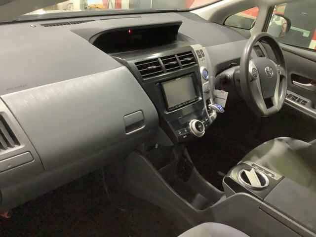 TOYOTA PRIUS ALPHA 2011