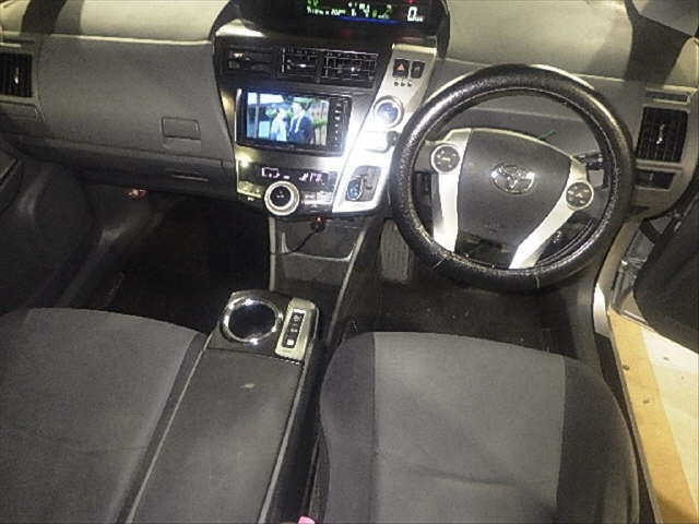 TOYOTA PRIUS ALPHA 2013