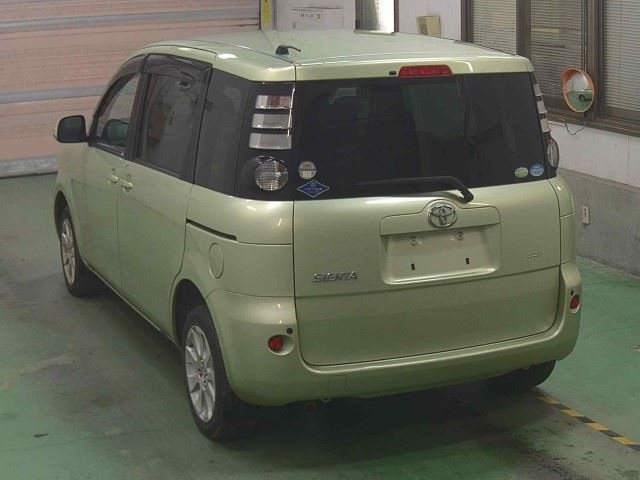 TOYOTA SIENTA 2010