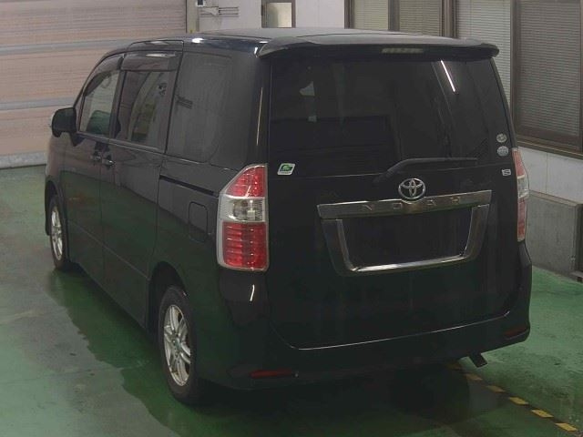 TOYOTA NOAH 2009