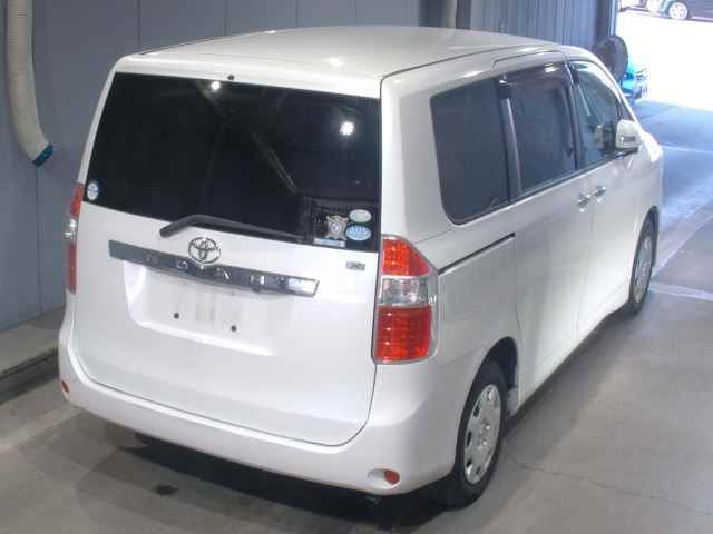 TOYOTA NOAH 2009