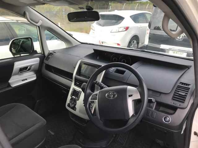 TOYOTA NOAH 2011