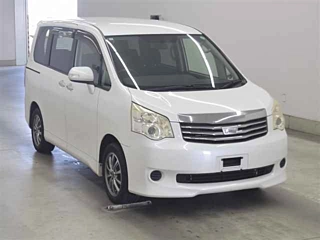 TOYOTA NOAH 2011