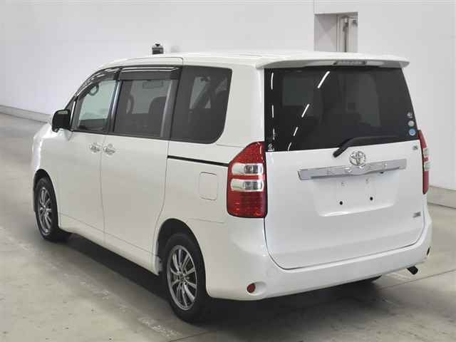 TOYOTA NOAH 2011