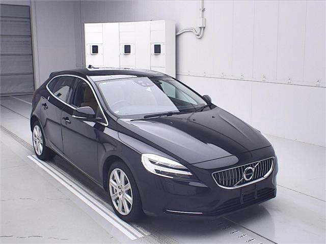 VOLVO V40 2020
