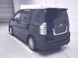 TOYOTA VOXY 2010