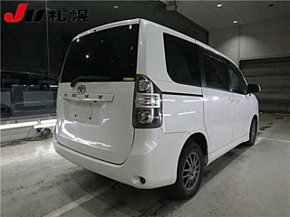 TOYOTA VOXY 2010