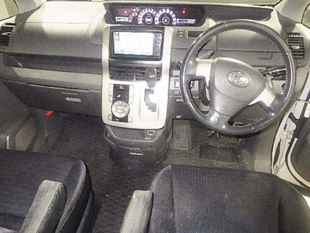 TOYOTA VOXY 2009