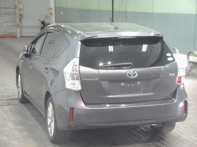 TOYOTA PRIUS ALPHA 2011