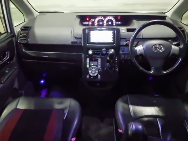 TOYOTA VOXY 2009