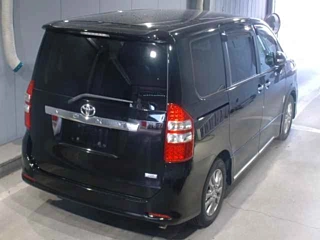TOYOTA VOXY 2013
