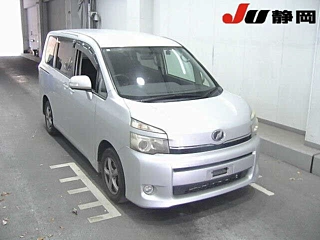 TOYOTA VOXY 2010