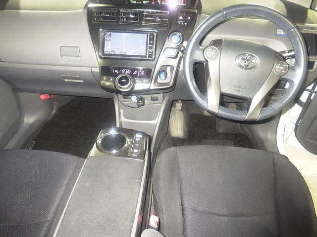 TOYOTA PRIUS ALPHA 2013