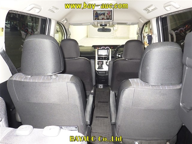 TOYOTA NOAH 2010