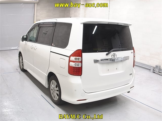 TOYOTA NOAH 2010