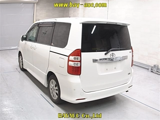 TOYOTA NOAH 2010