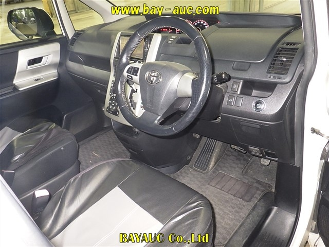 TOYOTA NOAH 2010