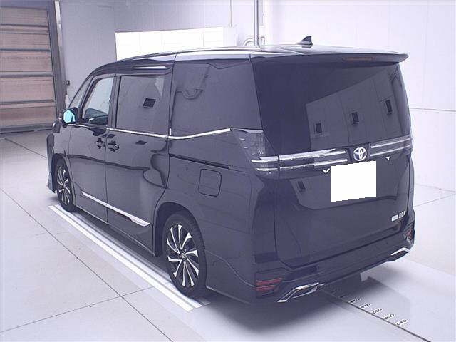 TOYOTA VOXY 2023