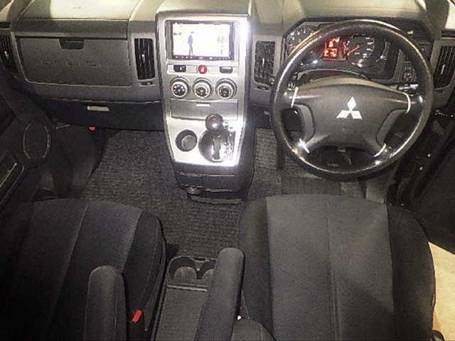 MITSUBISHI DELICA D5 2011