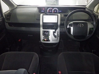 TOYOTA VOXY 2010