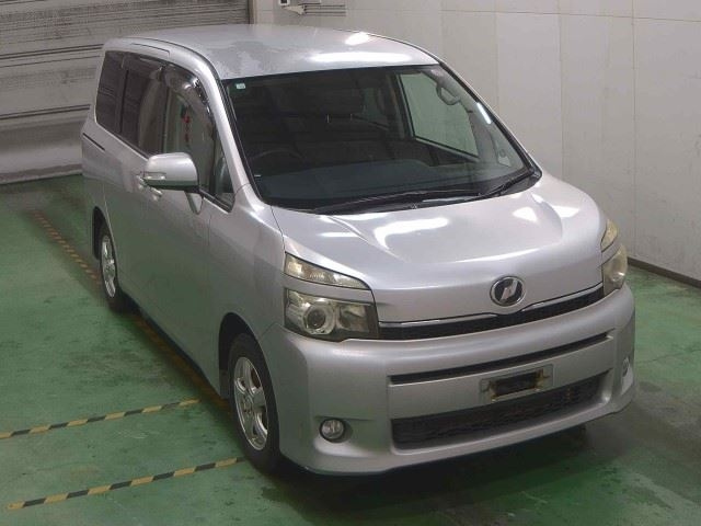 TOYOTA VOXY 2010