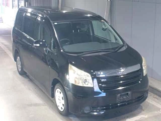 TOYOTA NOAH 2010