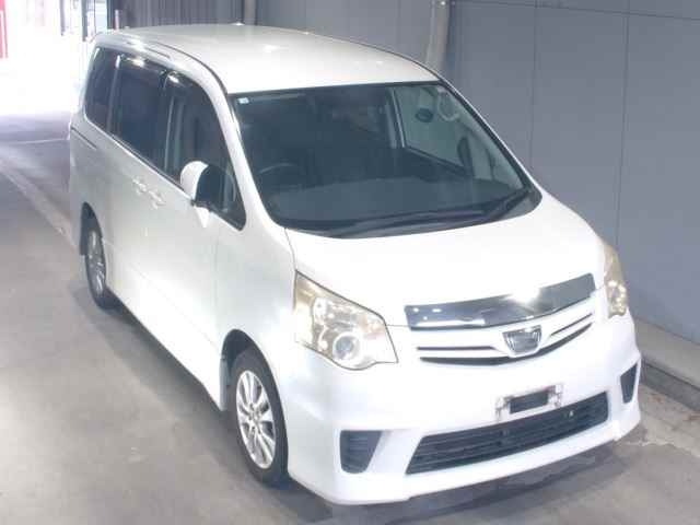 TOYOTA NOAH 2010