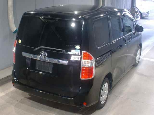 TOYOTA NOAH 2010