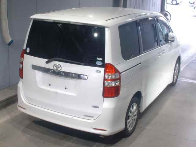 TOYOTA NOAH 2010