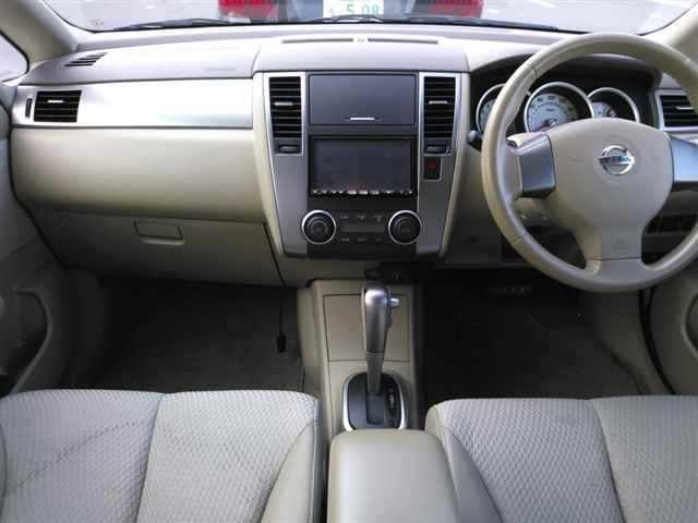 NISSAN TIIDA 2010