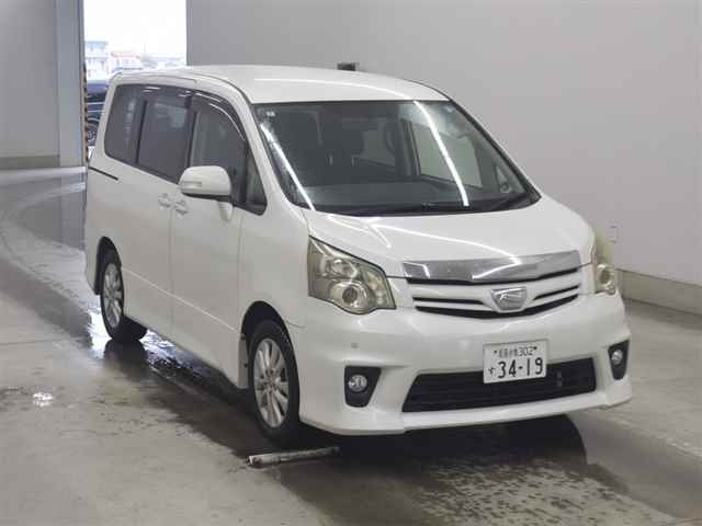 TOYOTA NOAH 2013