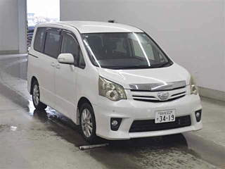 TOYOTA NOAH 2013