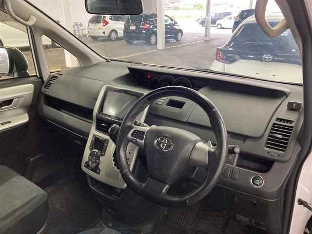 TOYOTA NOAH 2013