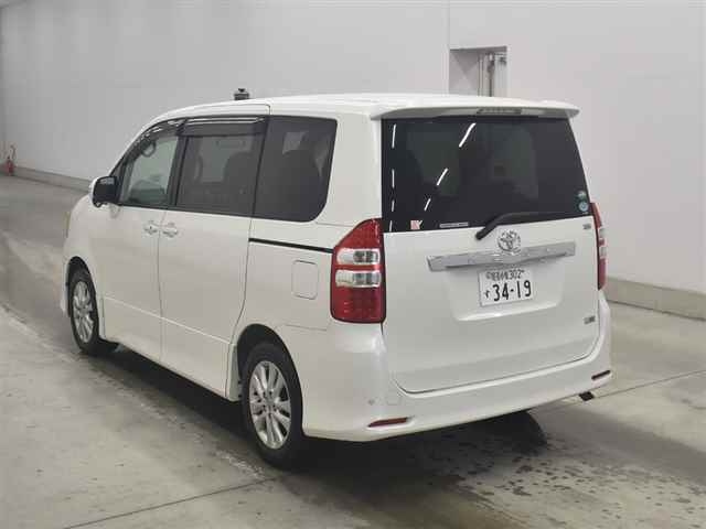 TOYOTA NOAH 2013