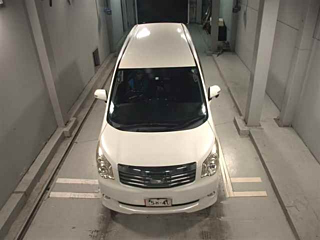 TOYOTA NOAH 2011
