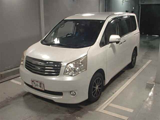 TOYOTA NOAH 2011