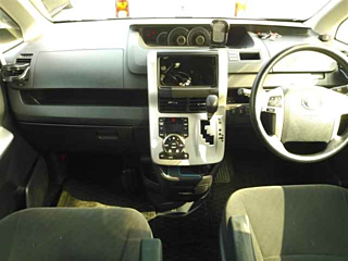 TOYOTA NOAH 2011